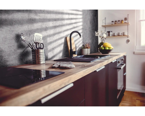 Moderne keuken met gootsteen, kookplaat en keukengerei.