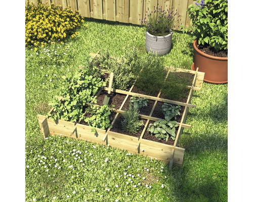 Houten verhoogde tuinbak met planten in de tuin