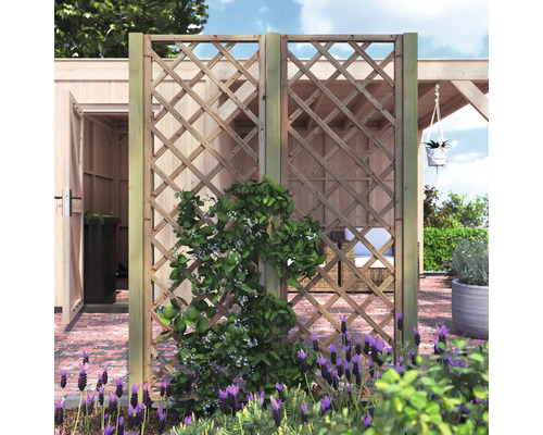 Houten trellis in een buitenscène met planten en bloemen