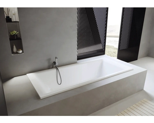 Lichte badkamerscène met ingebouwd bad en handdouche