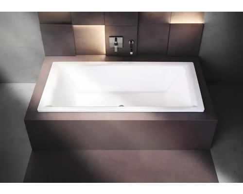 Ingebouwd ligbad in een modern ontworpen badkamer