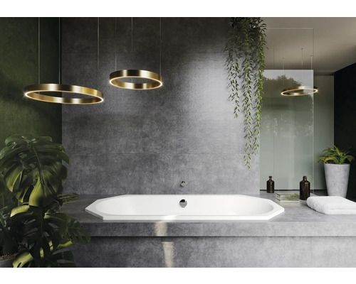 Badkamer met vrijstaand bad, planten en ringlampen