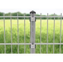Detailopname van een dubbelstaafmat hek met palen en bevestiging