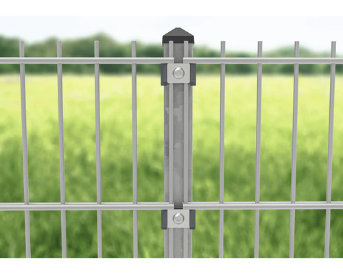 Detailopname van een dubbelstaafmat hek met palen en bevestiging