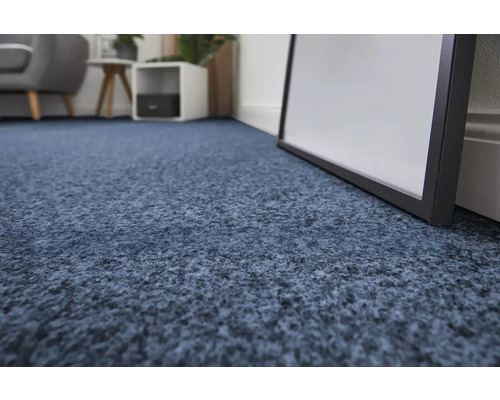 Gedetailleerde foto van een blauwe tapijtvloer in een woonkamer