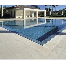 Zwembad met zwembadtegels en water