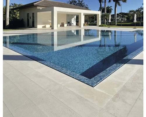 Zwembad met zwembadtegels en water