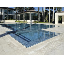 Zwembad met tegels en stenen terras