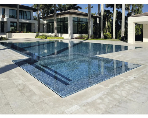 Zwembad met tegels en stenen terras