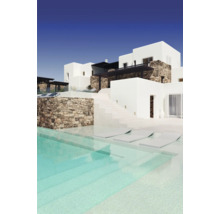 Buitenaanzicht van een huis met zwembad, stenen elementen en trappen