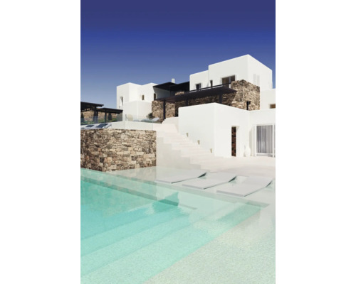 Buitenaanzicht van een huis met zwembad, stenen elementen en trappen