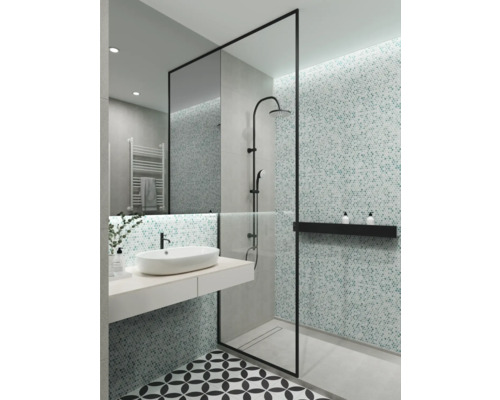 Moderne badkamer met douche, wastafel en mozaïektegels