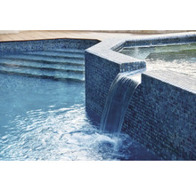 Zwembad met waterval en mozaïektegels