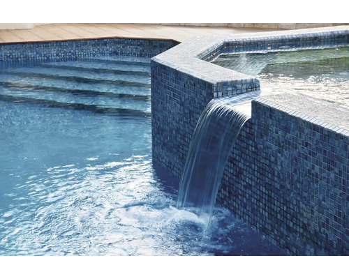 Zwembad met waterval en mozaïektegels