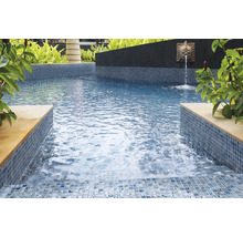 Zwembad met mozaïektegels en waterspuwer