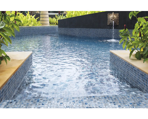 Zwembad met mozaïektegels en waterspuwer