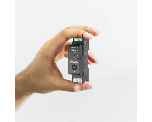 Hand houdt Shelly Smart Home apparaat vast voor domotica