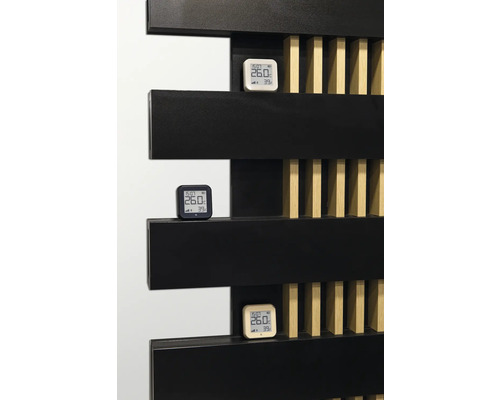 Drie digitale thermometers op een radiator voor temperatuurmeting