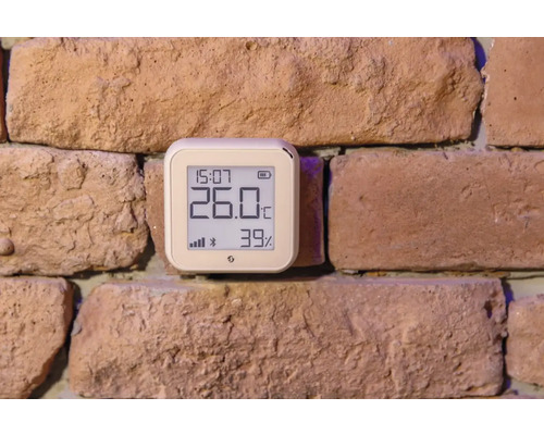 Digitale thermometer op bakstenen muur