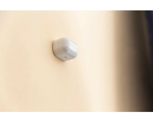 Bewegingsmelder aan een wand gemonteerd