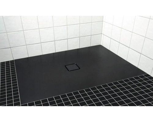 Gelijkvloerse douche met vierkante afvoer in een badkamer met witte tegels