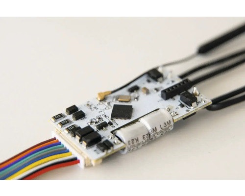 Printplaat met elektronische componenten en kabels