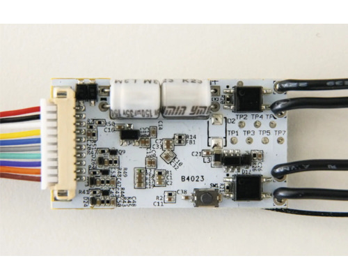 Elektronische printplaat met componenten en kabels