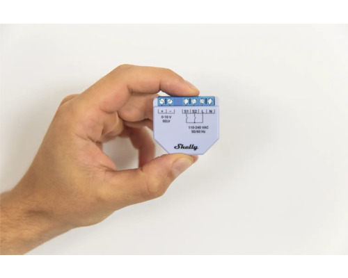 Hand houdt Shelly dimmer voor domotica vast