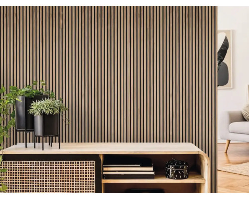 Kamerontwerp met houten wandpanelen, plank en decoratie