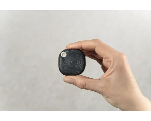 Persoon houdt een zwarte sleutelvinder vast