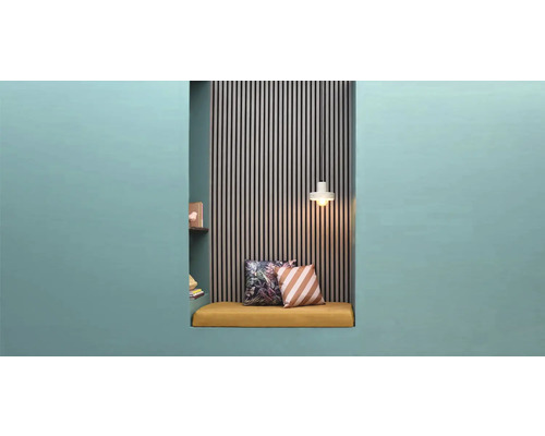 Ingebouwde nis met zitkussen, kussens, wandpanelen en hanglamp