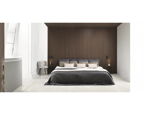 Slaapkamer met bed en houten lambrisering