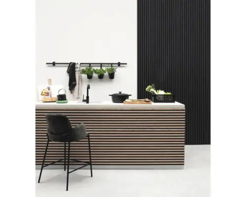 Kookeiland met spoelbak, kraan, kruk en decoratieve elementen voor een moderne keukeninrichting.