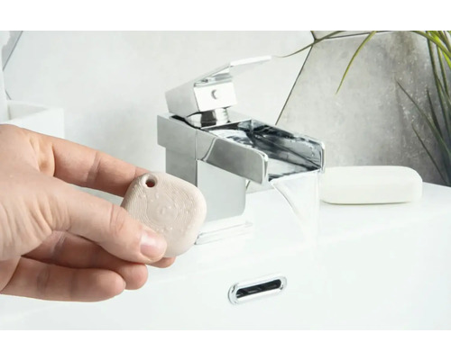 Scene in de badkamer met kraan en geursteen