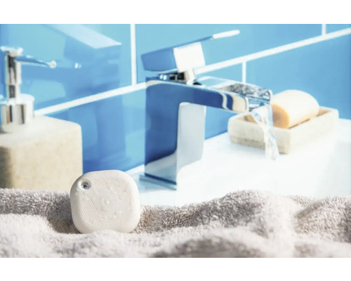 Badkamer scene met kraan, zeep, zeepdispenser en badzout