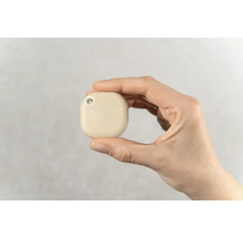 Hand houdt een tracker vast met een gat voor een sleutelhanger