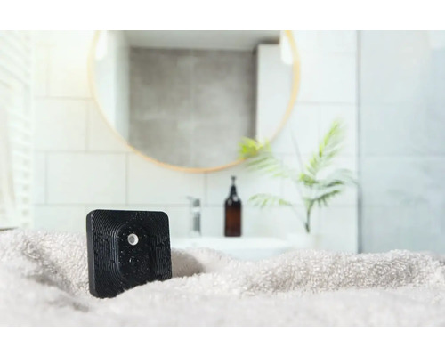 Vierkante, zwarte luchtverfrisser op een handdoek in de badkamer