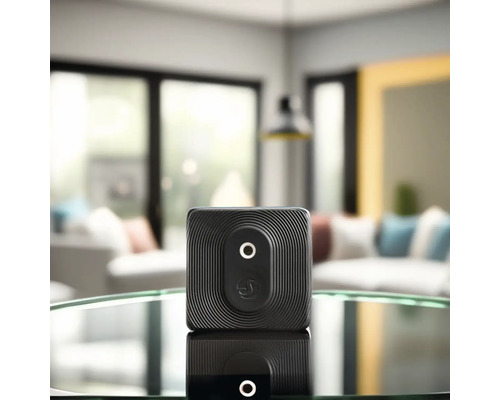 Smarthome-sensor op een tafel in een woonkamer