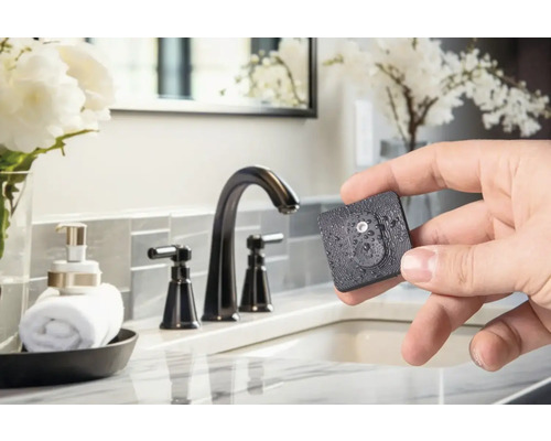 Vierkante watersensor voor een badkamer wastafel