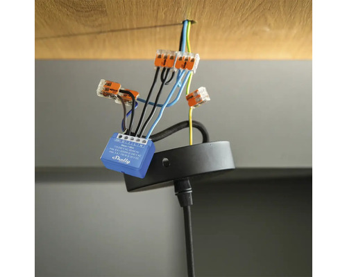 Shelly relais verbonden met elektrische leidingen en Wago klemmen aan een plafondbeugel