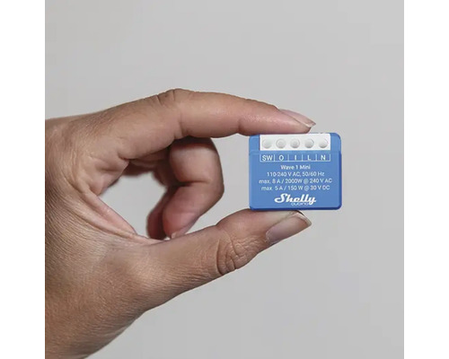 Shelly Wave 1 Mini Smart Home relais in een hand