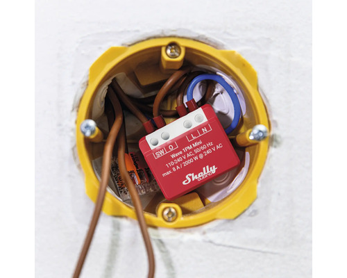 Shelly Wave 1PM Mini draadloos relais in de verdeelkast met stroomkabels