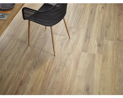 Gelegde vloer met houtlook en een stoel