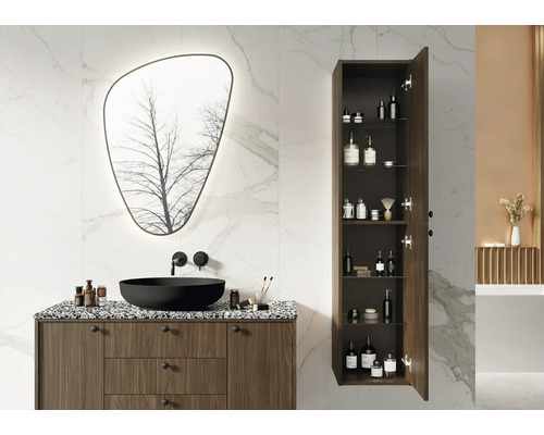 Badkamer met wastafelonderkast, waskom, spiegelkast en hoge kast