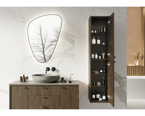 Moderne badkamer met wastafelonderkast, opzetwastafel, spiegel en hoge kast