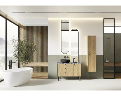 Lichte badkamer met bad, wastafel, spiegel en douche.