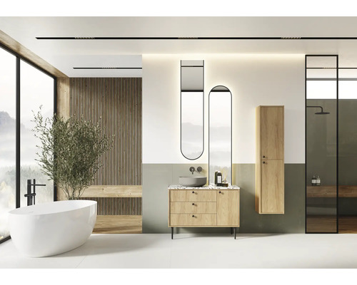 Moderne badkamer met ligbad, wastafel, spiegels en douche