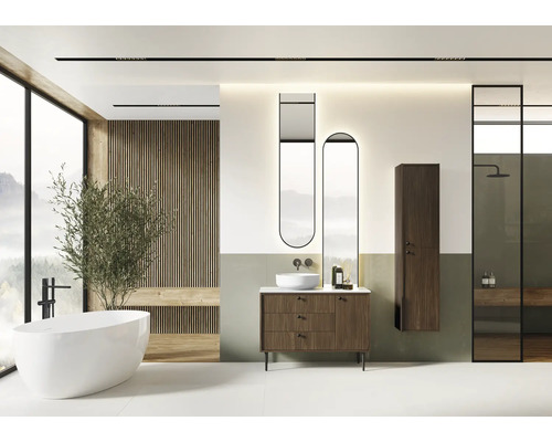 Moderne badkamer met vrijstaand bad, wastafel, spiegels en douche.