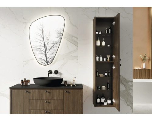 Moderne badkamer met wastafel, spiegel en hoge kast voor het opbergen van badkamerbenodigdheden.