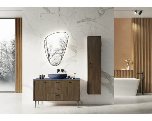 Moderne badkamer met wastafel, spiegel, bad en opbergkast